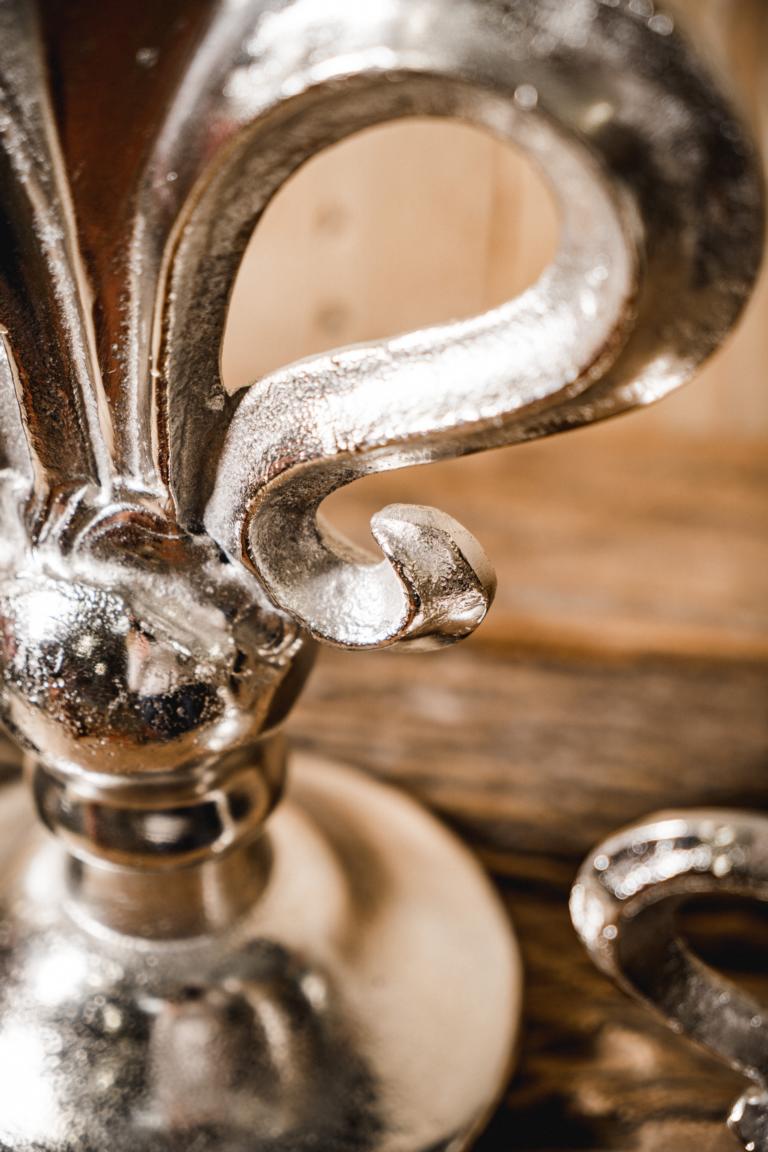 MN_Ambiente_27_05_2021-00061 Lilie Deko Statue aus Metall in der Farbe Silber