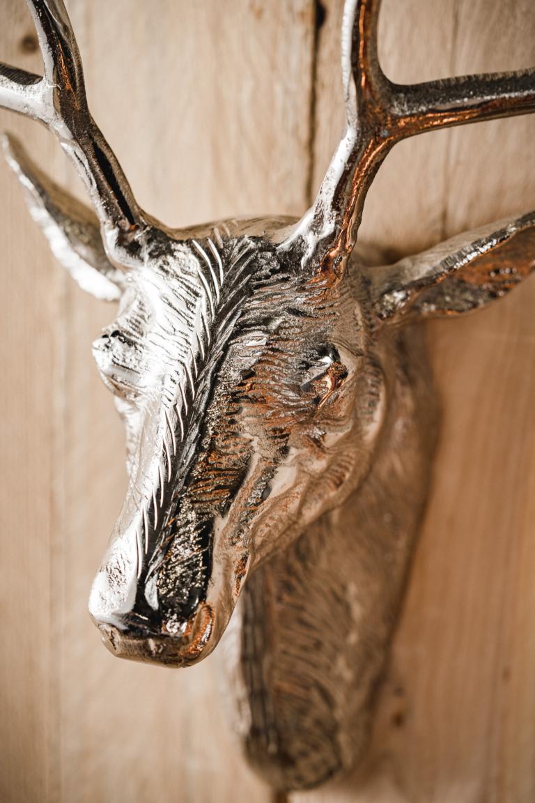 MN_Ambiente_05_07_2021-00055 Hirschgeweih Hirschkopf Geweih Silber aus Metall Wanddekoration