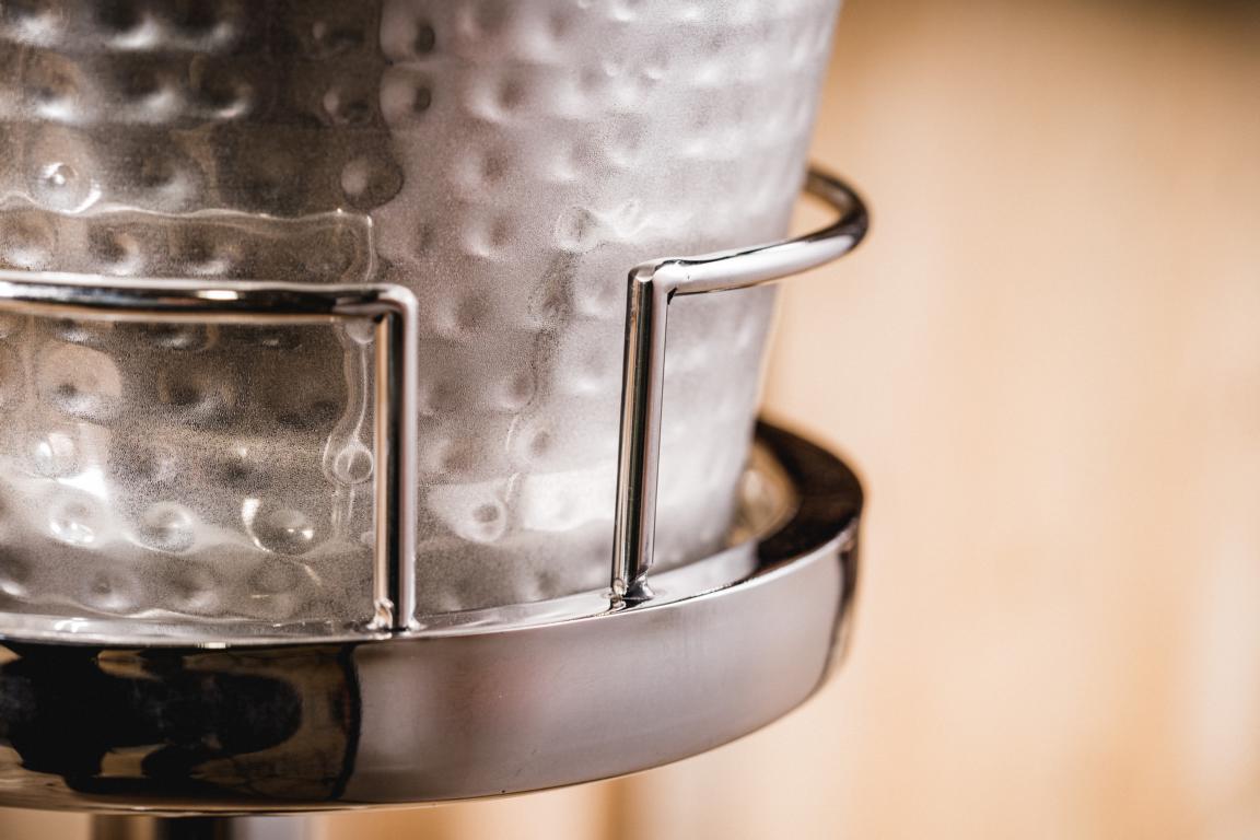 MN_Ambiente_17_12_2021-00025 Flaschenkühler Silber aus Edelstahl auf Standfuß 80 cm