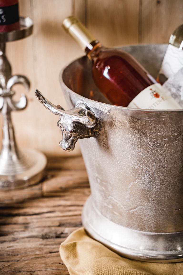 MN_Ambiente_01_10_2021-00063 Flaschenkühler Silber aus Metall mit Stierkopf