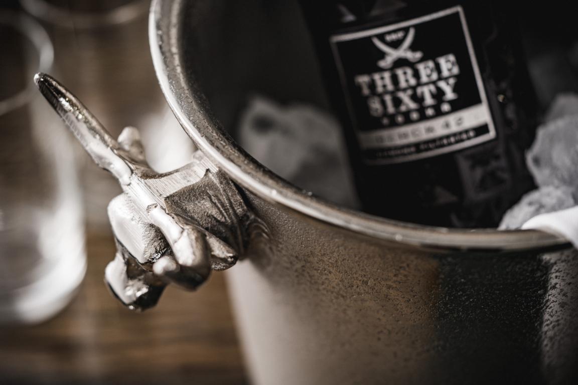 MN_Ambiente_27_05_2021-00017 Flaschenkühler mit einem Stierkopf in der Farbe Silber aus Metall