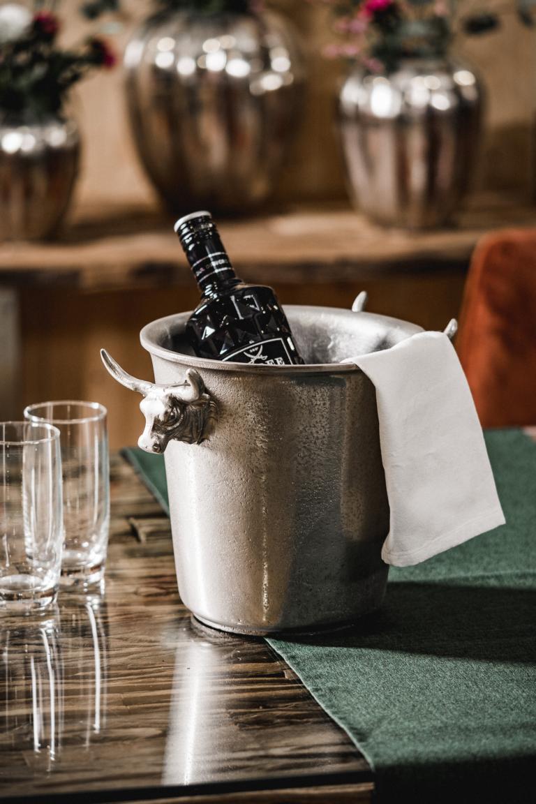MN_Ambiente_27_05_2021-00021 Flaschenkühler mit einem Stierkopf in der Farbe Silber aus Metall