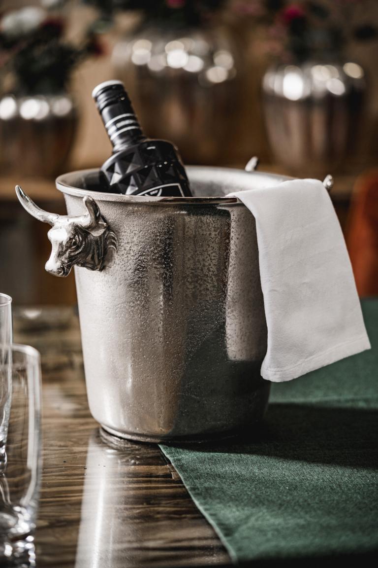 MN_Ambiente_27_05_2021-00016 Flaschenkühler mit einem Stierkopf in der Farbe Silber aus Metall