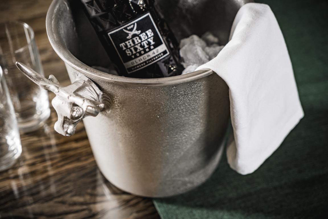 MN_Ambiente_27_05_2021-00022 Flaschenkühler mit einem Stierkopf in der Farbe Silber aus Metall