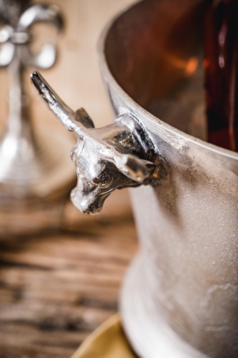 MN_Ambiente_01_10_2021-00064 Flaschenkühler Silber aus Metall mit Stierkopf