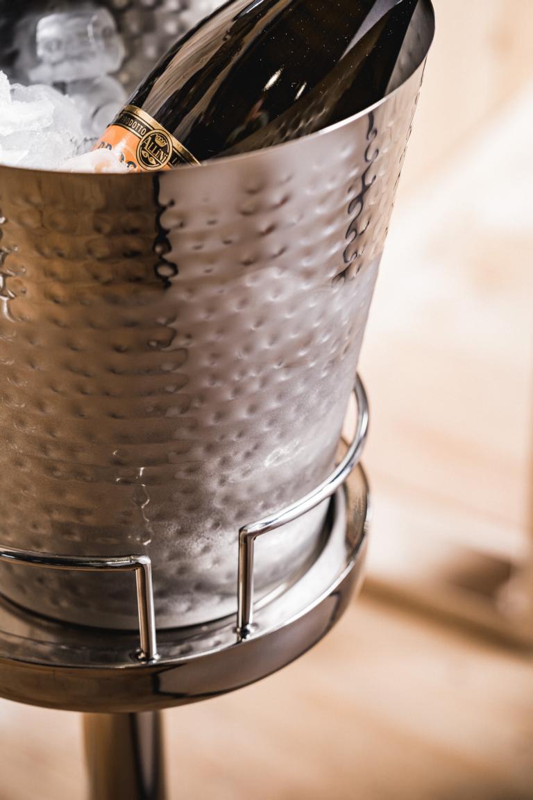 MN_Ambiente_17_12_2021-00030 Flaschenkühler Silber aus Edelstahl auf Standfuß 80 cm