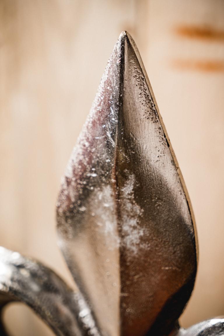 MN_Ambiente_27_05_2021-00062 Lilie Deko Statue aus Metall in der Farbe Silber