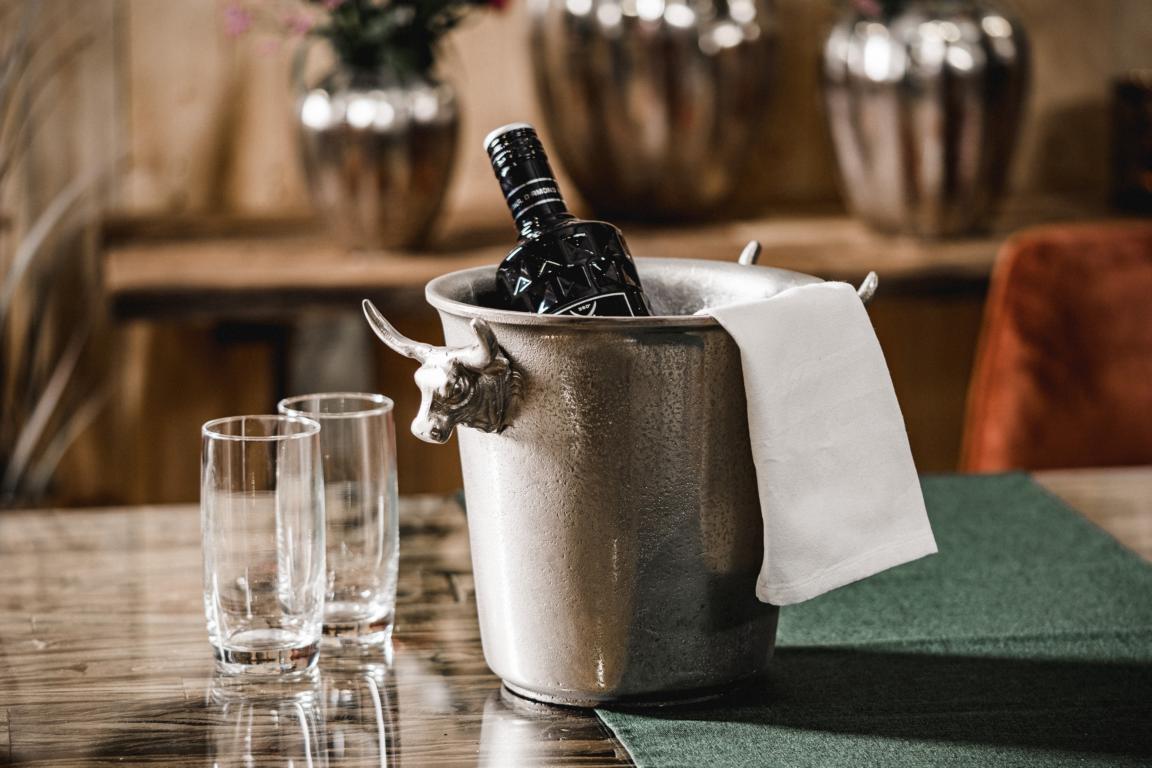 MN_Ambiente_27_05_2021-00023 Flaschenkühler mit einem Stierkopf in der Farbe Silber aus Metall