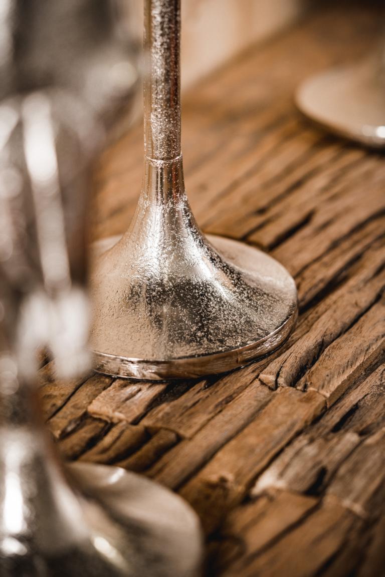 Stierkopf Deko auf Standfuß aus Metall in der Farbe Silber