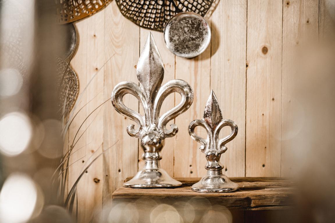 MN_Ambiente_27_05_2021-00057 Lilie Deko Statue aus Metall in der Farbe Silber