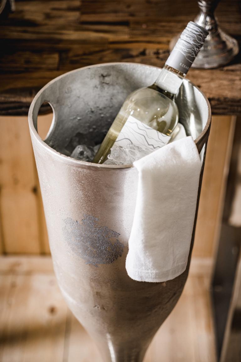 MN_Ambiente_01_10_2021-00071 Flaschenkühler auf Ständer / Standfuß Silber aus Metall