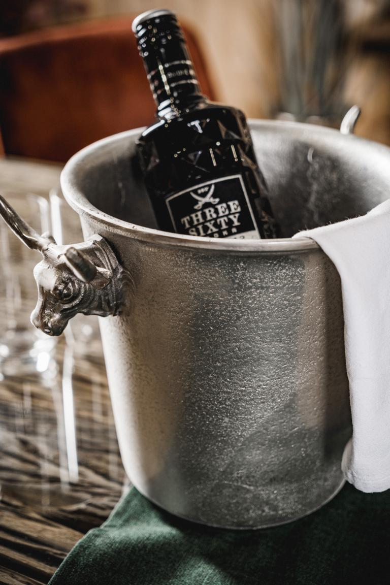 MN_Ambiente_27_05_2021-00024 Flaschenkühler mit einem Stierkopf in der Farbe Silber aus Metall