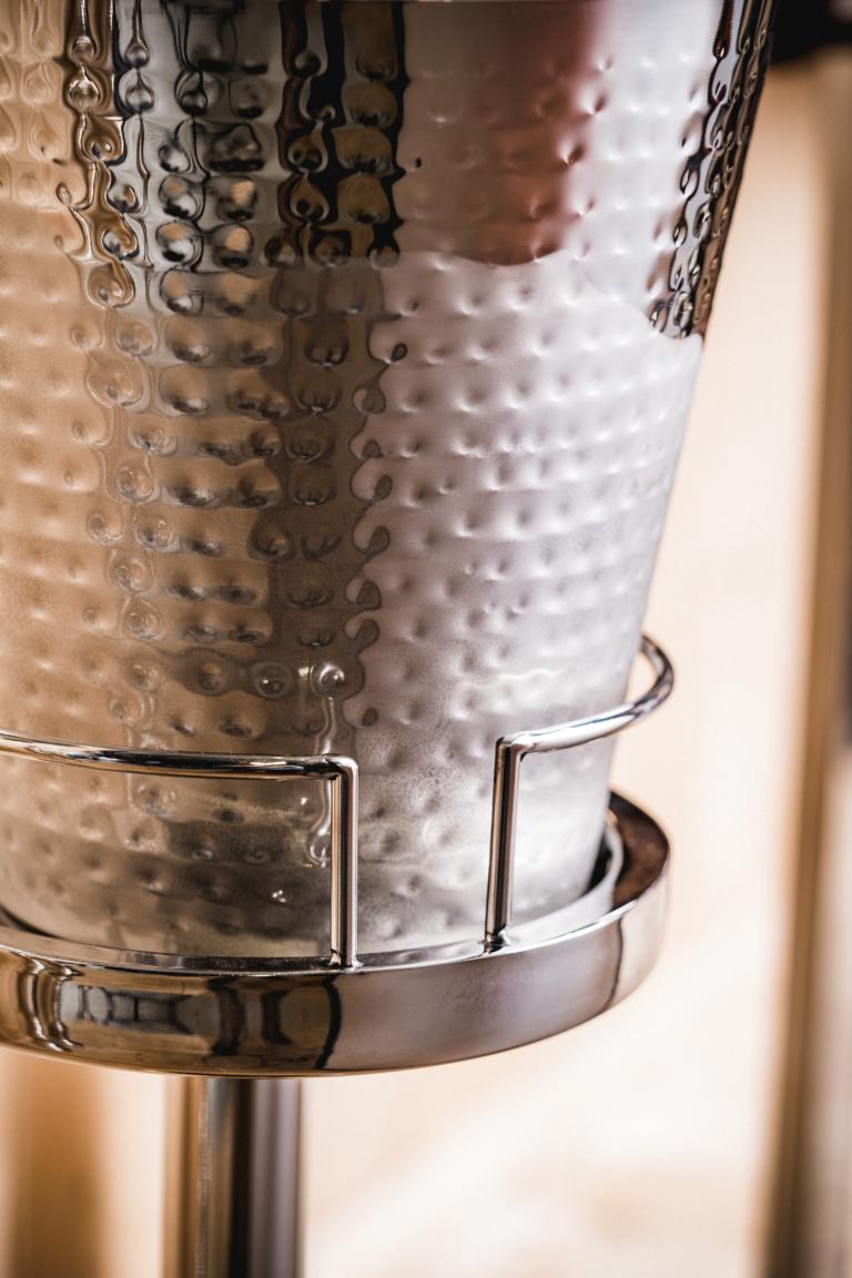 MN_Ambiente_17_12_2021-00033 Flaschenkühler Silber aus Edelstahl auf Standfuß 80 cm