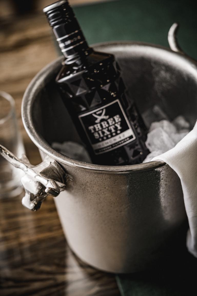 MN_Ambiente_27_05_2021-00019 Flaschenkühler mit einem Stierkopf in der Farbe Silber aus Metall