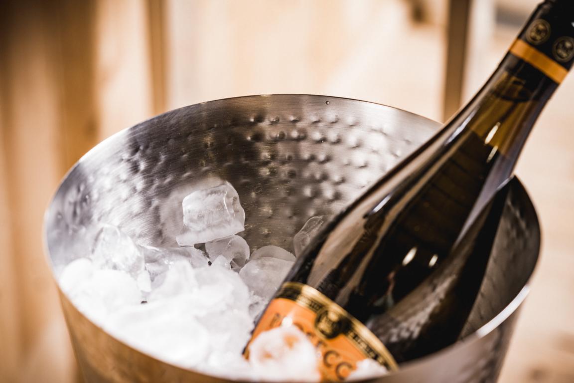 MN_Ambiente_17_12_2021-00031 Flaschenkühler Silber aus Edelstahl auf Standfuß 80 cm