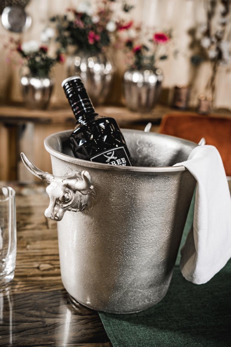 MN_Ambiente_27_05_2021-00025 Flaschenkühler mit einem Stierkopf in der Farbe Silber aus Metall