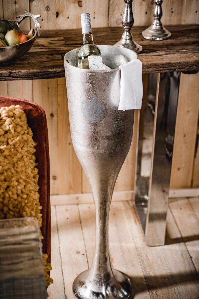 MN_Ambiente_01_10_2021-00068 Flaschenkühler auf Ständer / Standfuß Silber aus Metall