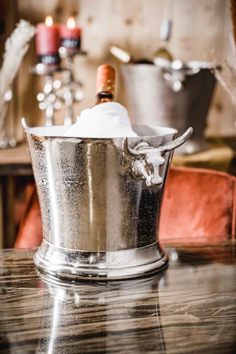 MN_Ambiente_01_10_2021-00066 Flaschenkühler Silber aus Metall mit Stierkopf