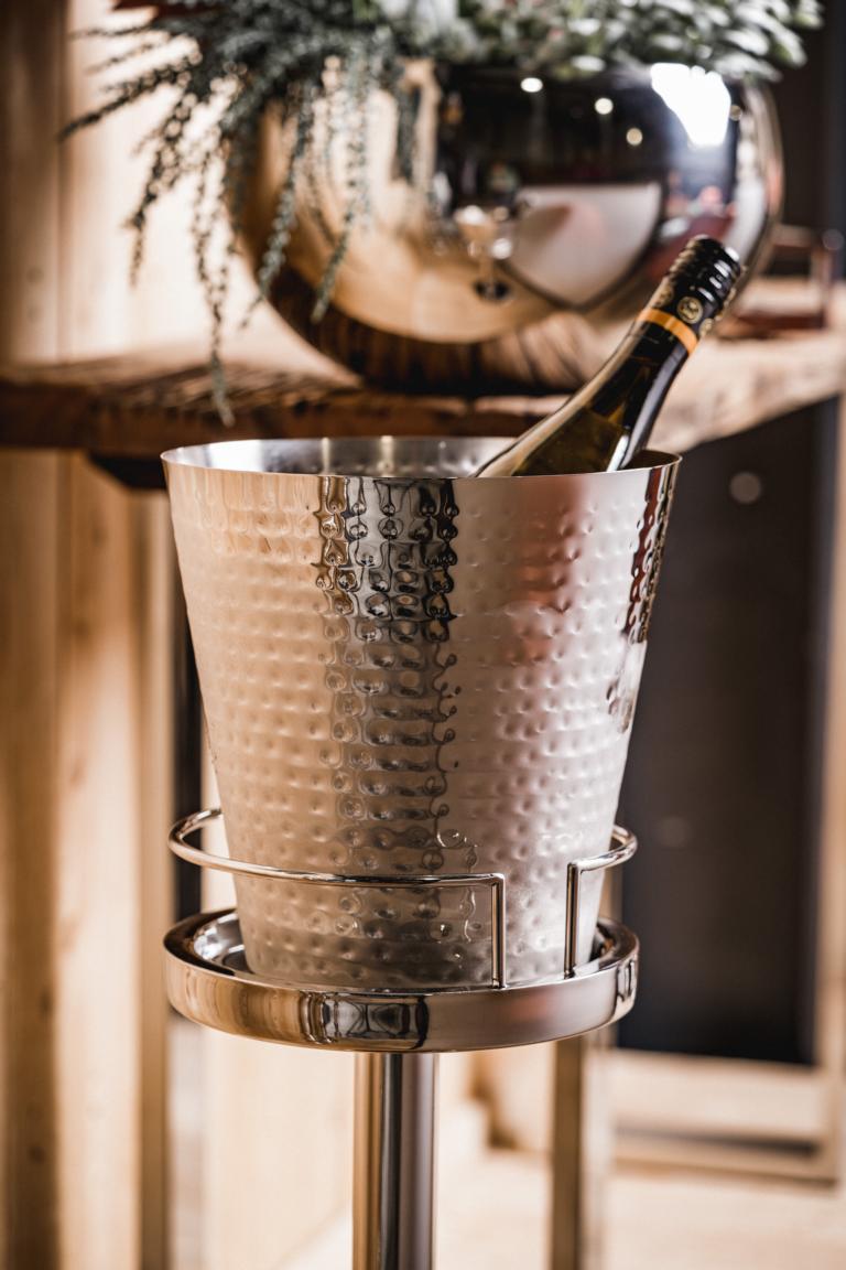 MN_Ambiente_17_12_2021-00029 Flaschenkühler Silber aus Edelstahl auf Standfuß 80 cm