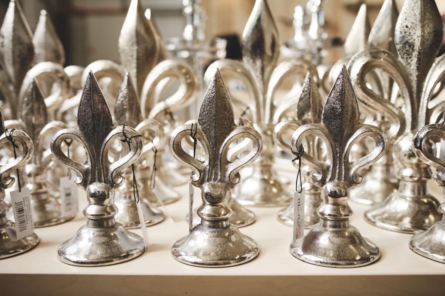 Michael-Noll-Wohnaccessoires-und-M-bel-Lagerverkauf-Niederkr-chten-Elmpt-10 Lilie Deko Statue aus Metall in der Farbe Silber