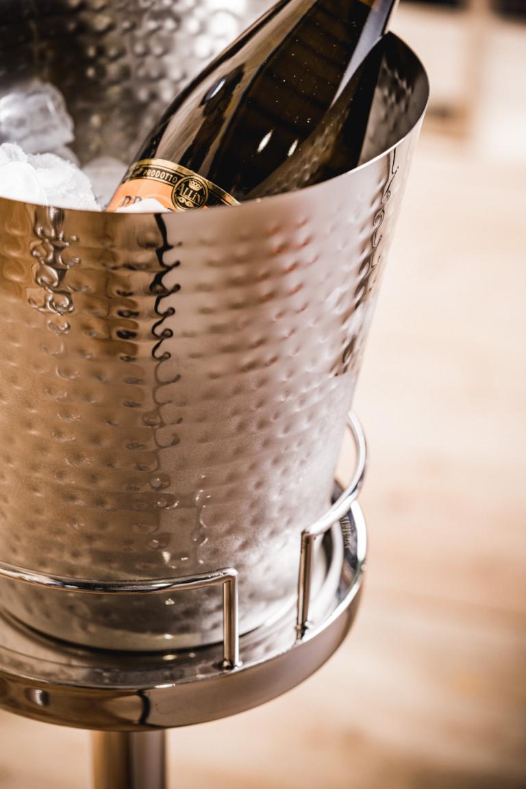 MN_Ambiente_17_12_2021-00028 Flaschenkühler Silber aus Edelstahl auf Standfuß 80 cm