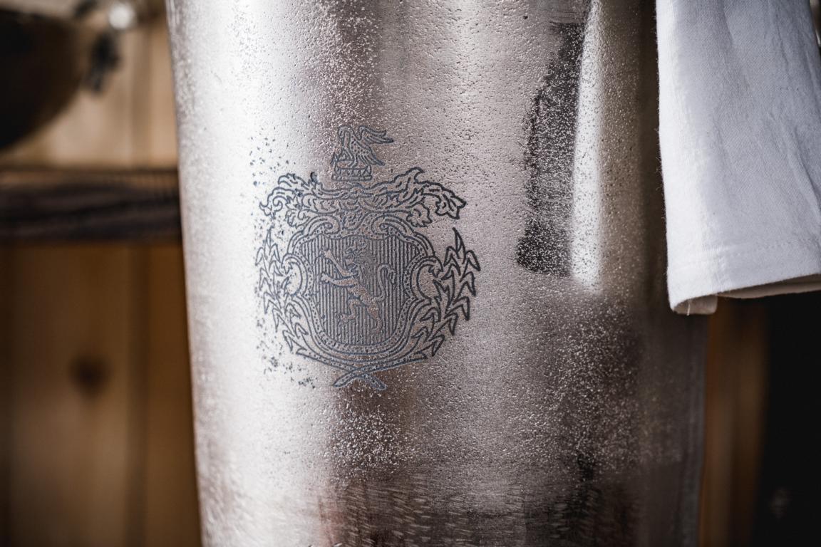 MN_Ambiente_01_10_2021-00073 Flaschenkühler auf Ständer / Standfuß Silber aus Metall