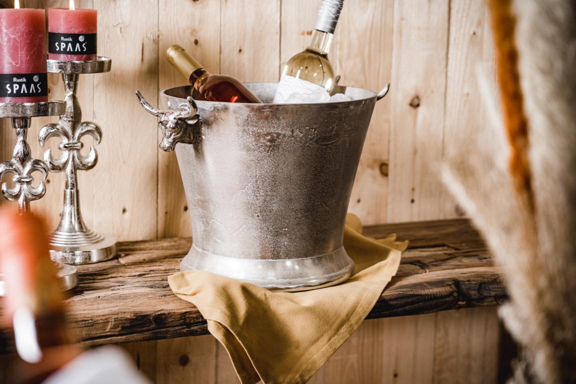 MN_Ambiente_01_10_2021-00062 Flaschenkühler Silber aus Metall mit Stierkopf