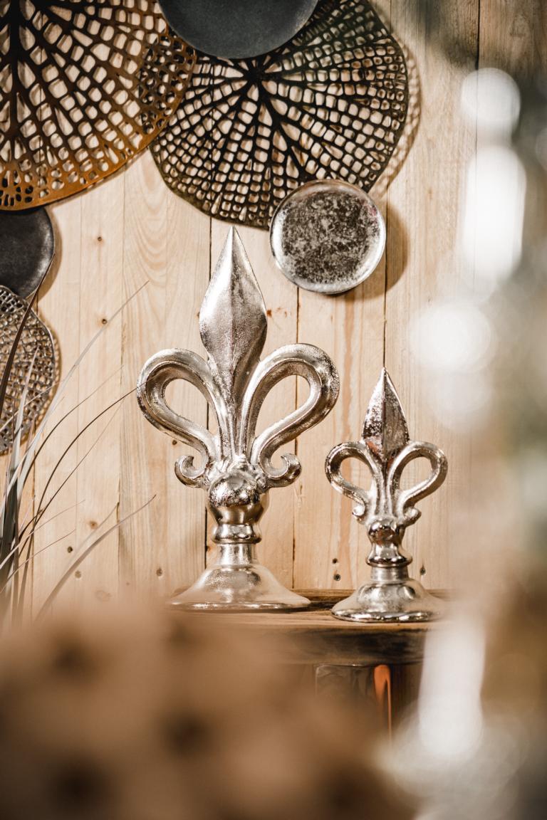 MN_Ambiente_27_05_2021-00056 Lilie Deko Statue aus Metall in der Farbe Silber