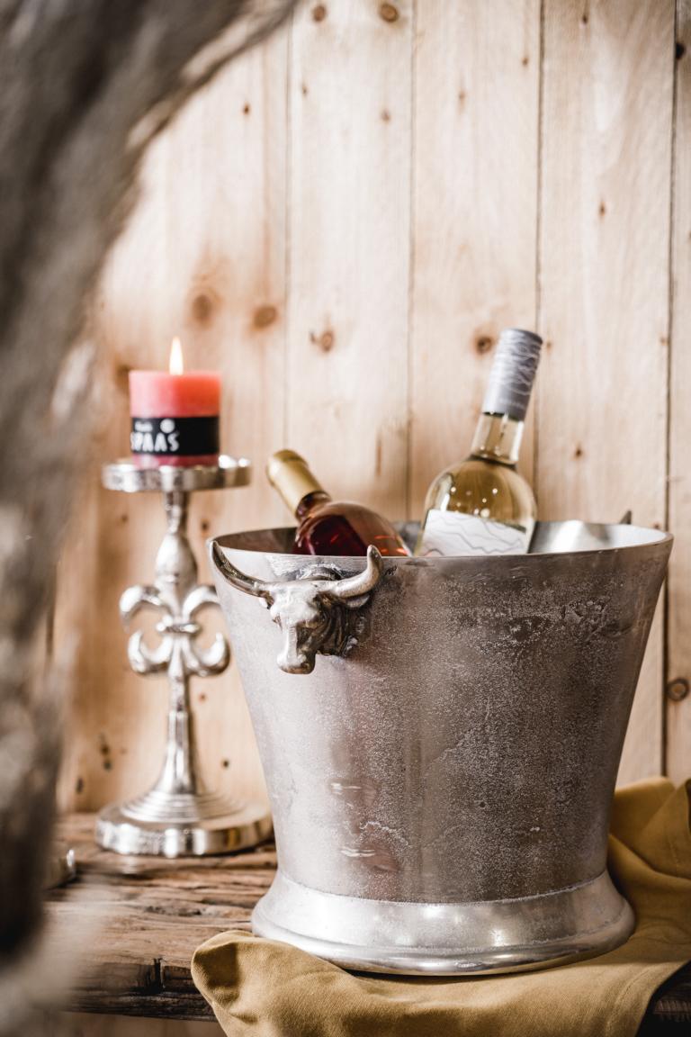 MN_Ambiente_01_10_2021-00065 Flaschenkühler Silber aus Metall mit Stierkopf