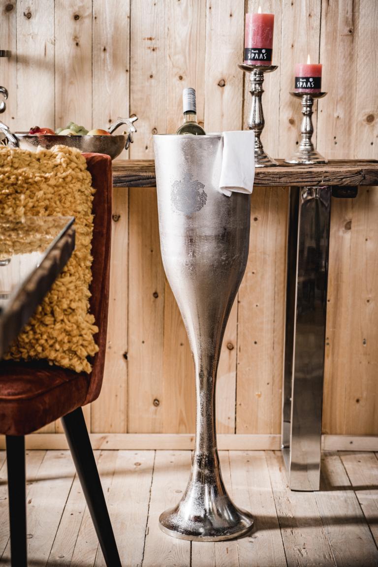 MN_Ambiente_01_10_2021-00067 Flaschenkühler auf Ständer / Standfuß Silber aus Metall